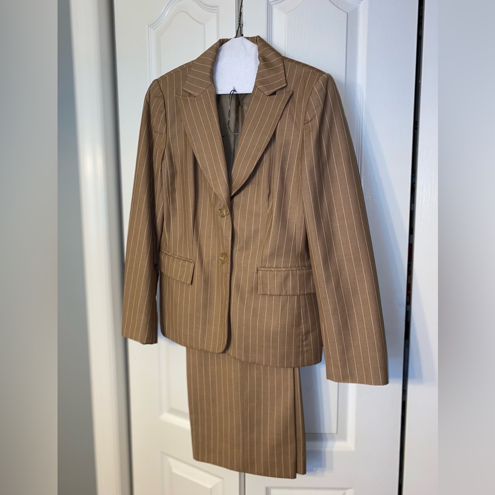 JH Collectibles Suit Size 8